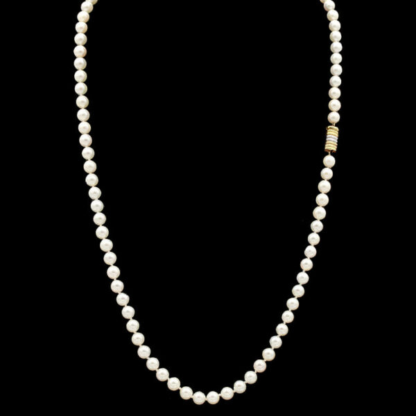 a pearl necklace with a gold clasp