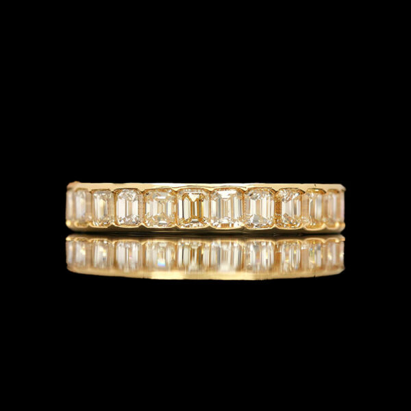 an 18 carat gold ring with baguetts of diamonds