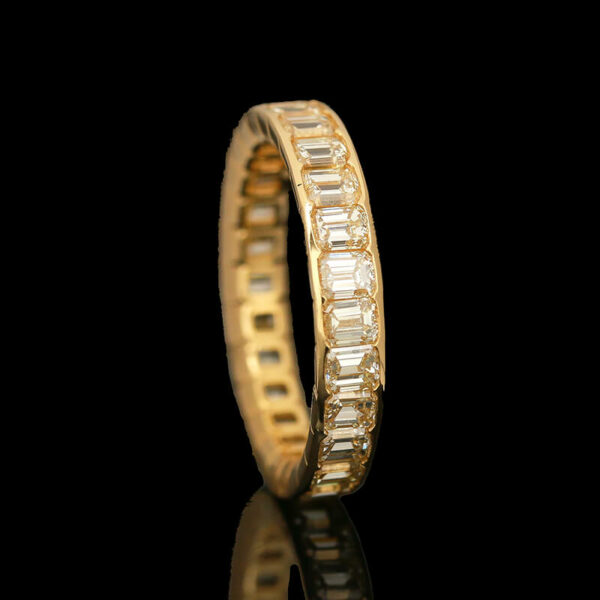 a yellow gold ring with baguetts and diamonds