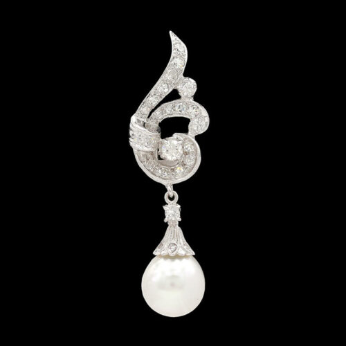 a white pearl and diamond broochle