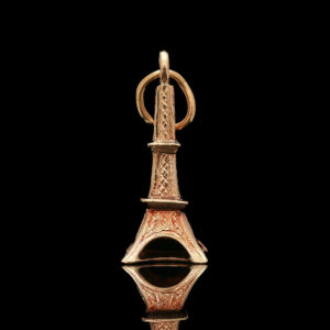 a gold keychain with an eiffel tower on it