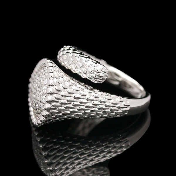 a silver ring with two snakes on it