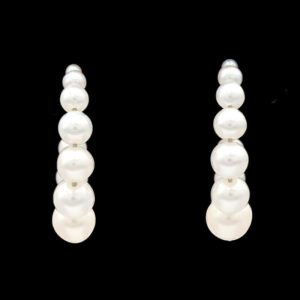 a pair of earrings with pearls hanging from it