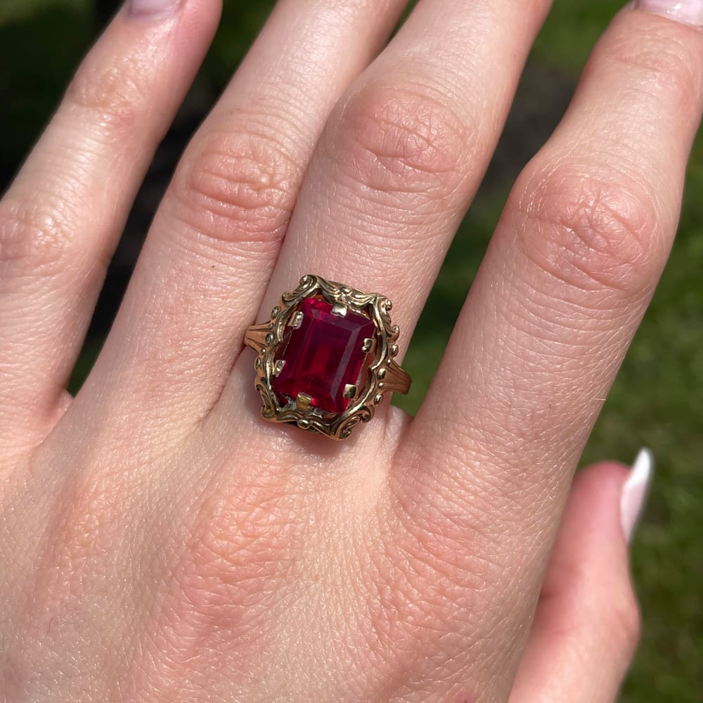 008-000335_0F6y2TAAR Antique Ornate 8k Synthetic Ruby Ring