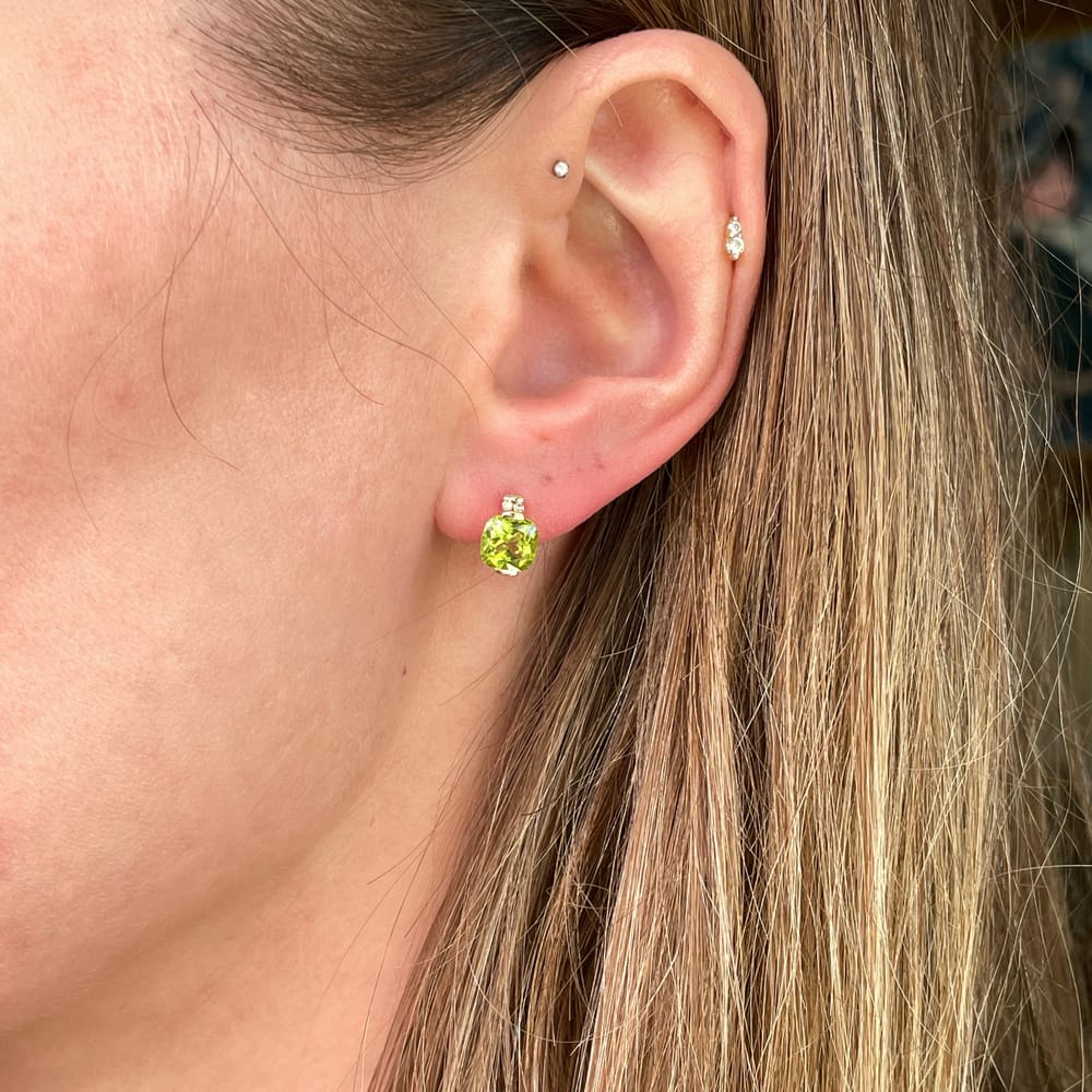 025-000201_15qcQnIAI 14k yellow gold peridot & diamond stud earrings