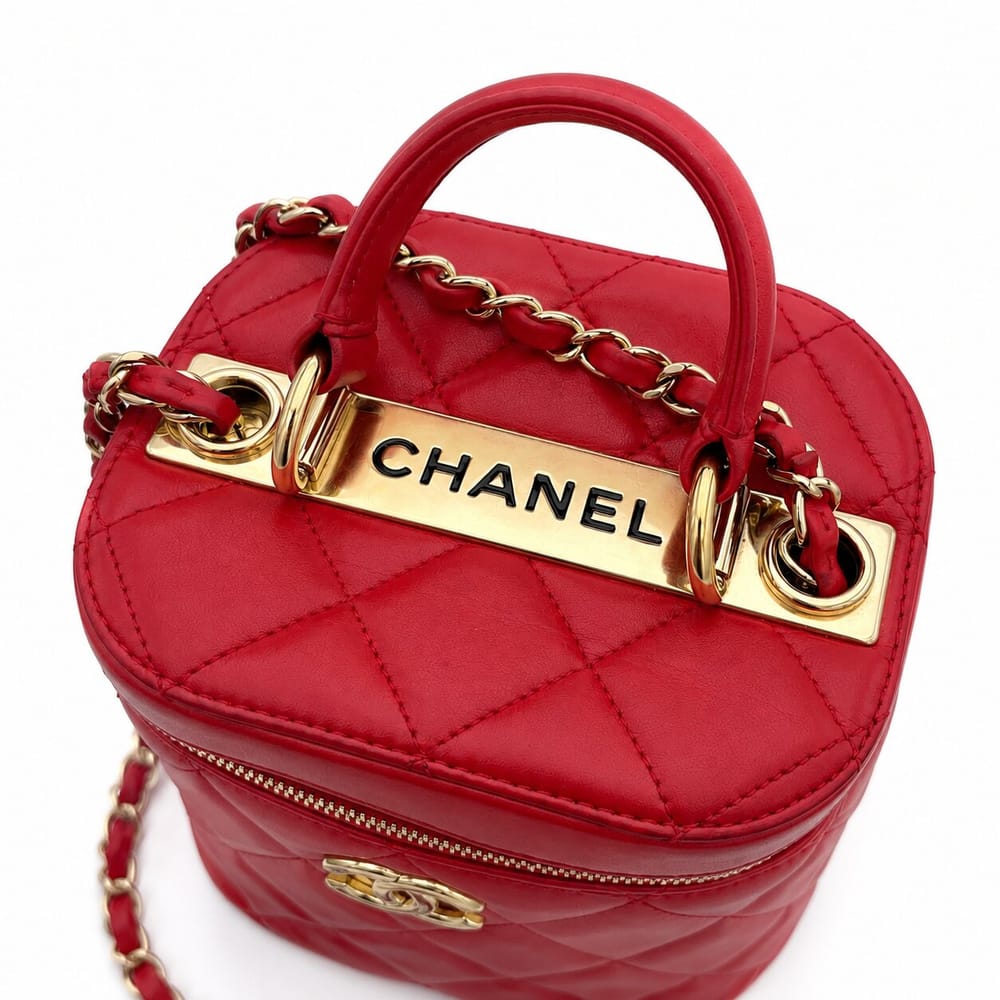 CHANEL レッド キルティング ハンドバッグ Rare Chanel 2020 Large Quilted Red Lambskin Cylindrical Top Handle